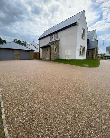 Closer image of Resin Bound Driveway using the DALTEX Cappuccino Bespoke Blend