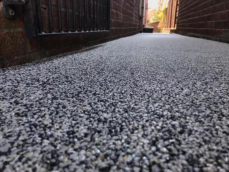 black and white DALTEX domino blend laid for resin bound pathway